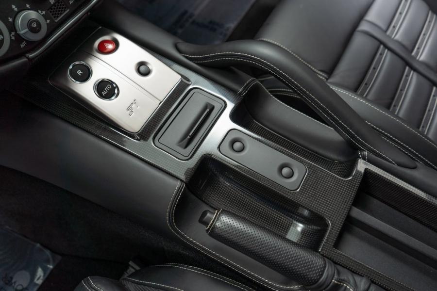 Детали интерьера Ferrari 599 GTB Fiorano 2007 года  (фото 12 из 34)